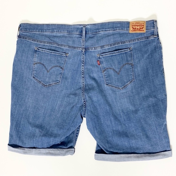 ✨NWOT✨Levi’s | Medium-Wash Denim Cuffed Classic Bermuda Jean Shorts Sz 26W-Wide - Picture 9 of 16